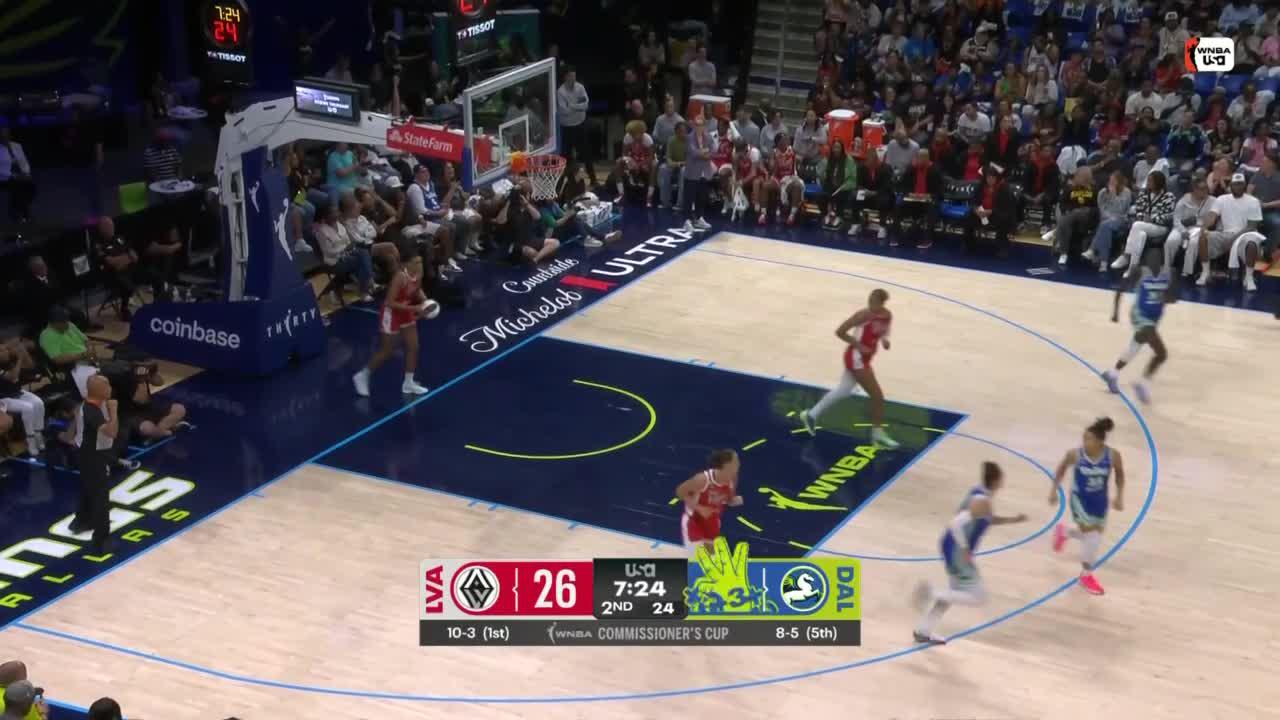 Paige Bueckers finds Arike Ogunbowale for a 3-pointer