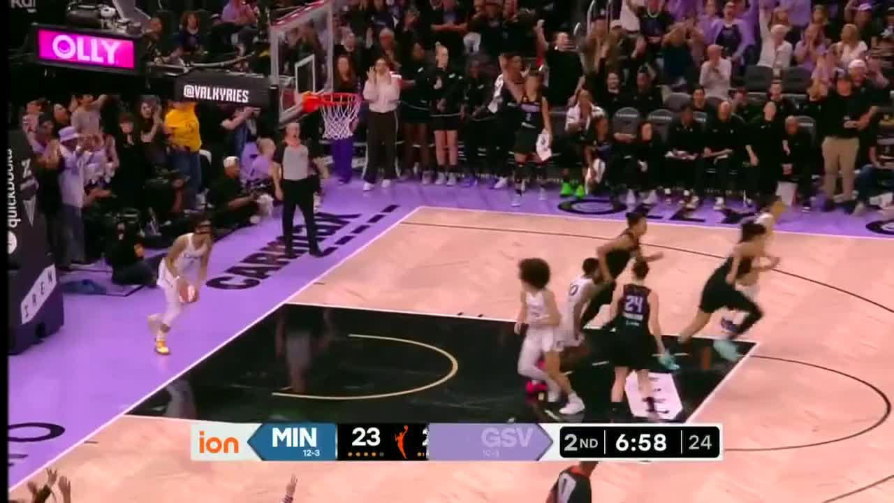 Gabby Williams nails it from behind the arc