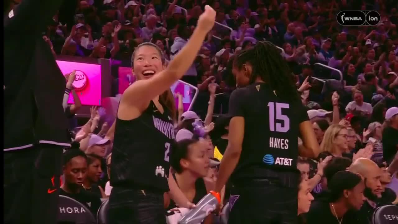 Cecilia Zandalasini sinks it from downtown