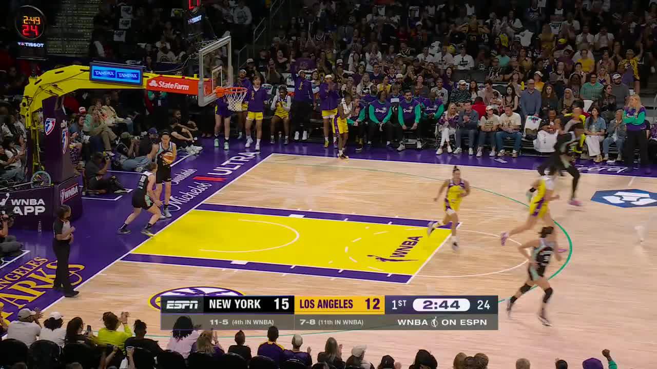 Kelsey Plum drains the shot