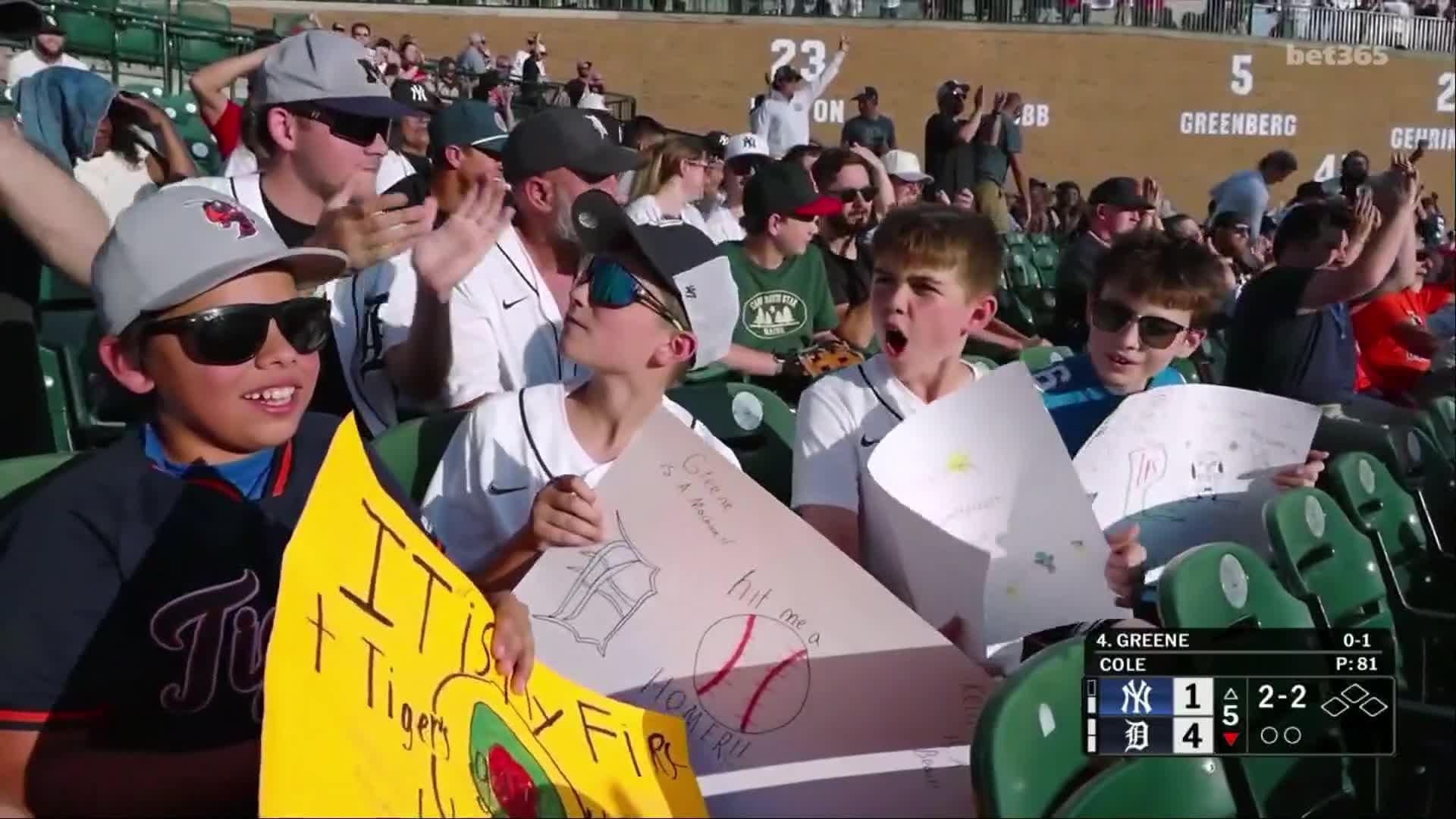 Riley Greene crushes a home run