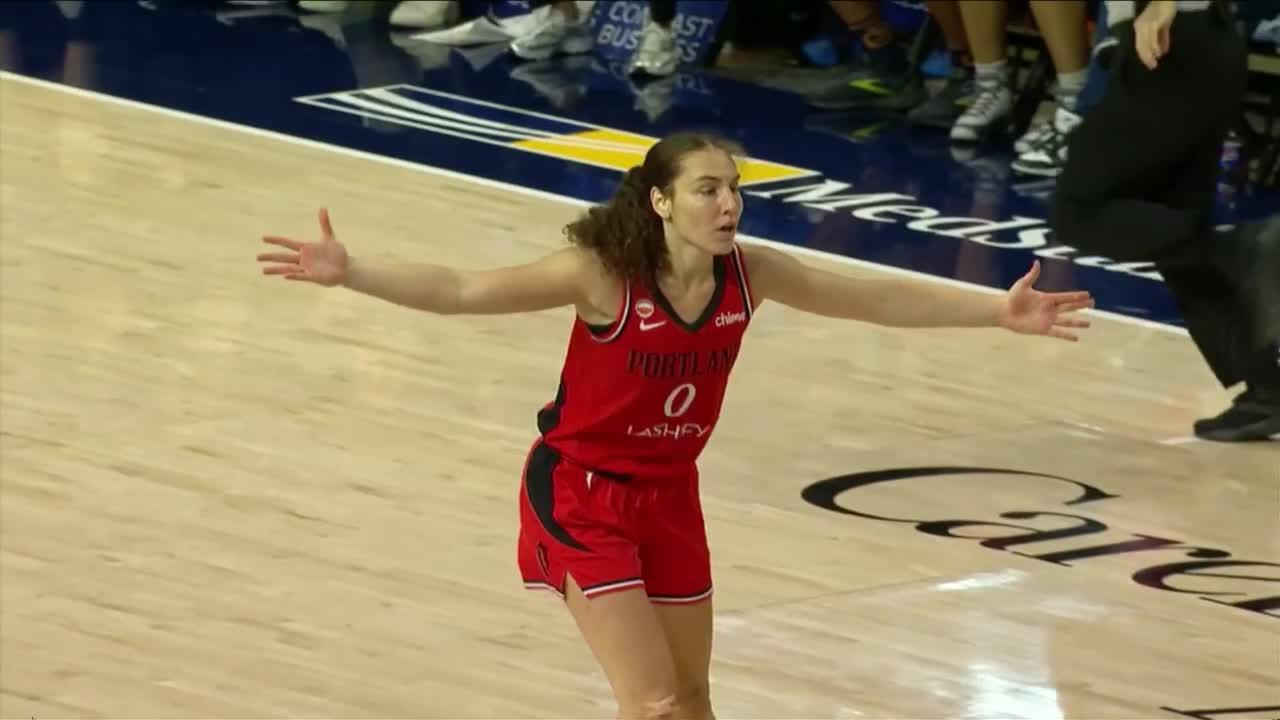 Carla Leite knocks down the 3