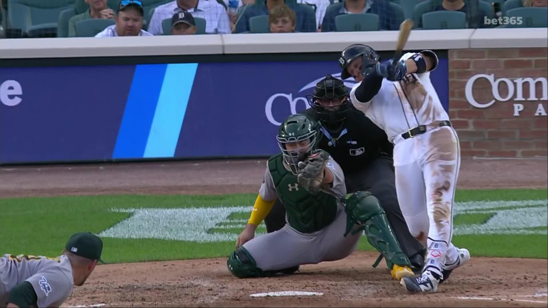 Spencer Torkelson crushes a home run