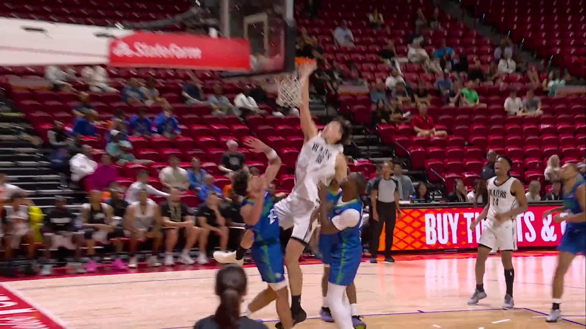 Yang Hansen throws down big flush