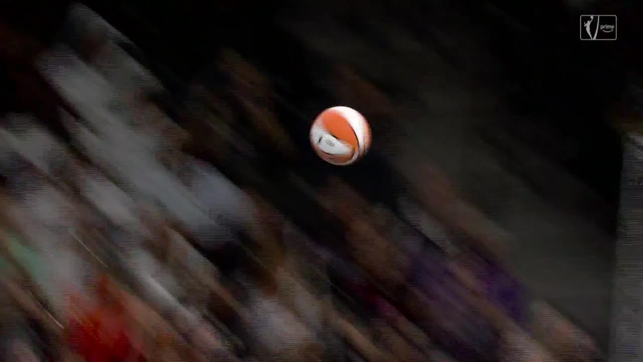 Gabby Williams hits the trey