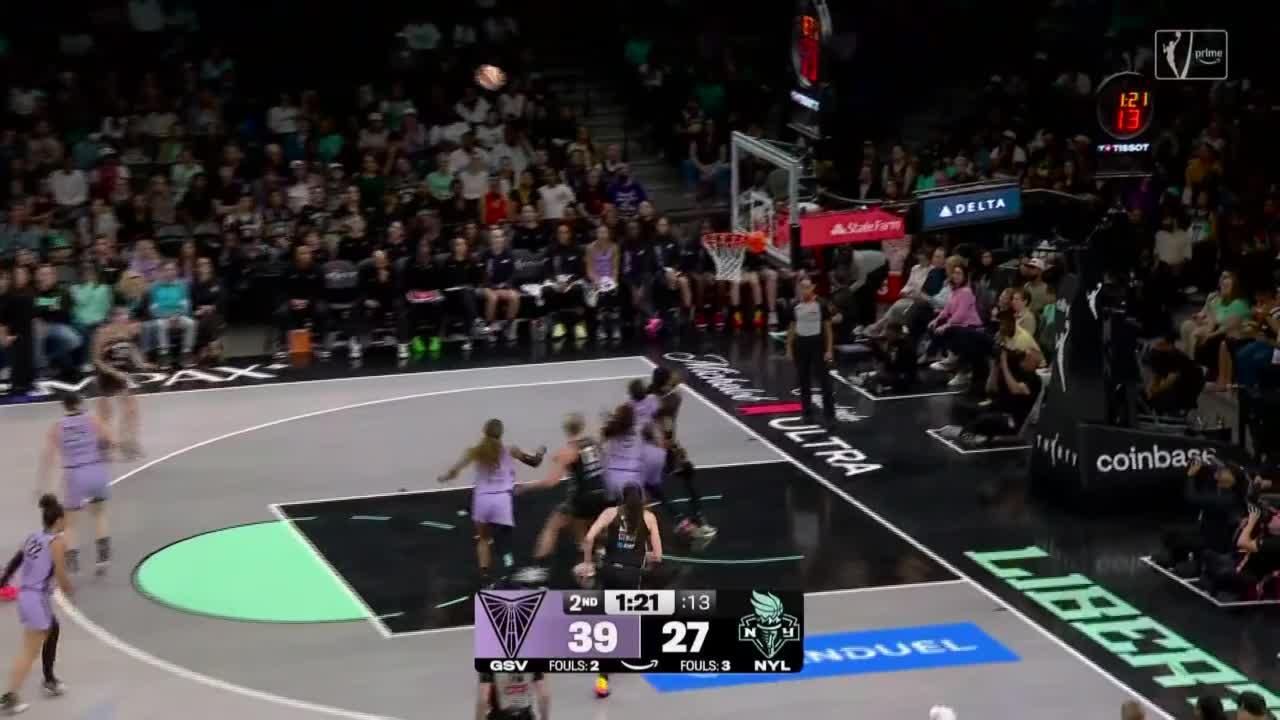 Sabrina Ionescu drains 3