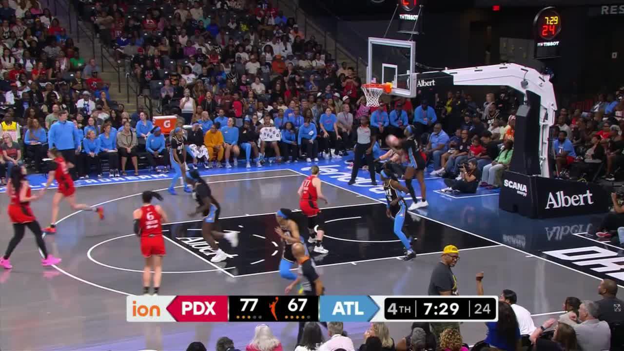 Carla Leite drains triple