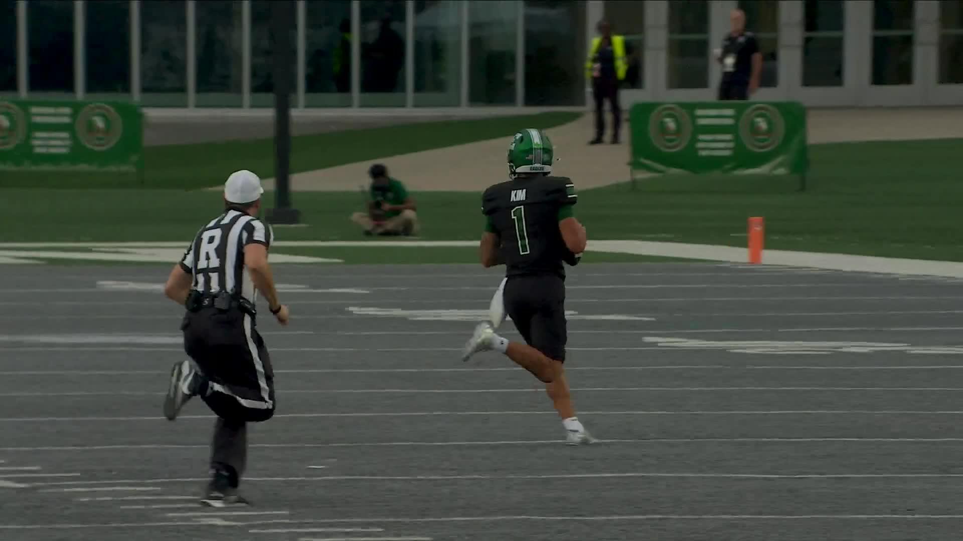 Noah Kim connects for 40-yard TD pass
