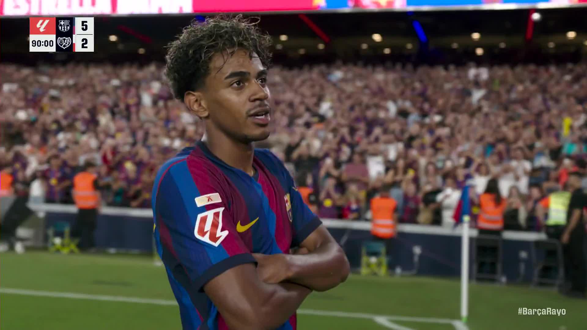 Anthony Gordon ยืนระหว่างช่วงเกมลีกให้ Barcelona หลังย้ายมาจาก Newcastle United