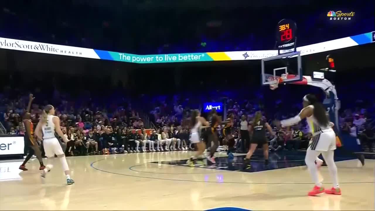 Paige Bueckers nails the 3