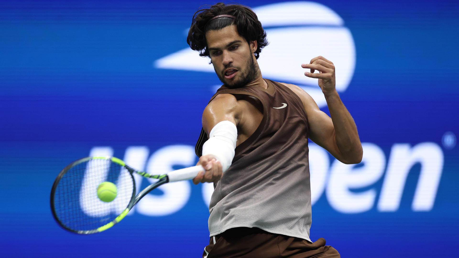 Carlos Alcaraz wows US Open crowd with a great point en route to a straight-sets win