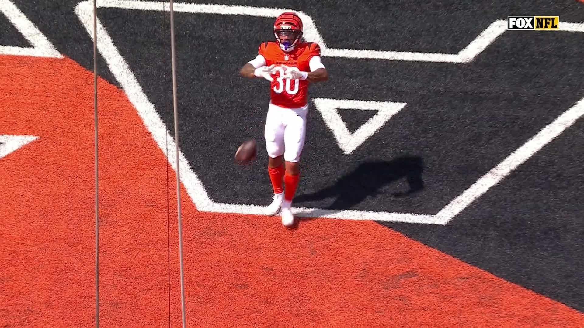 Chase Brown finds an open lane for a Bengals TD