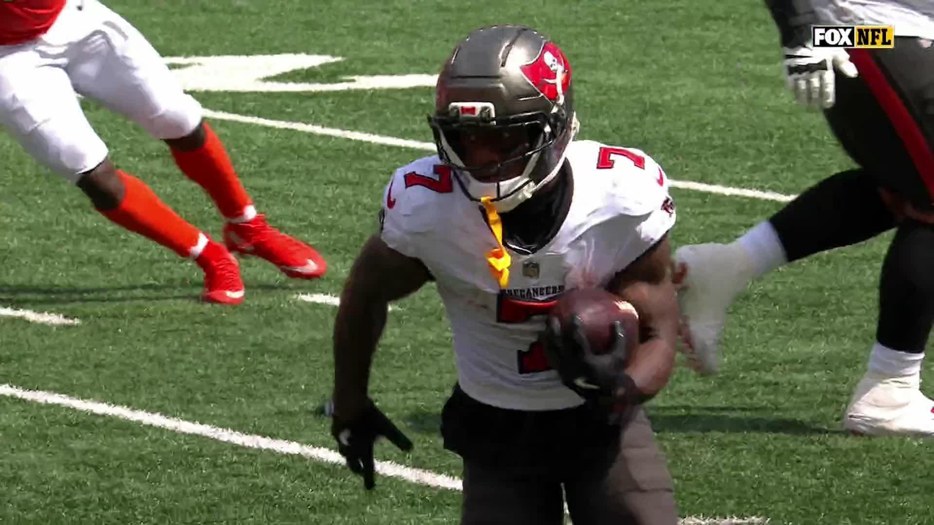 Bucky Irving breaks it outside for 10-yard Bucs TD