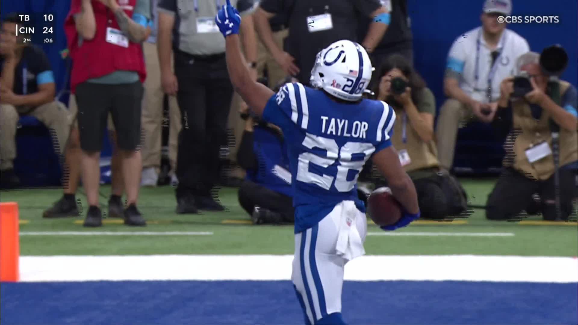 Jonathan Taylor dashes in for a Colts TD