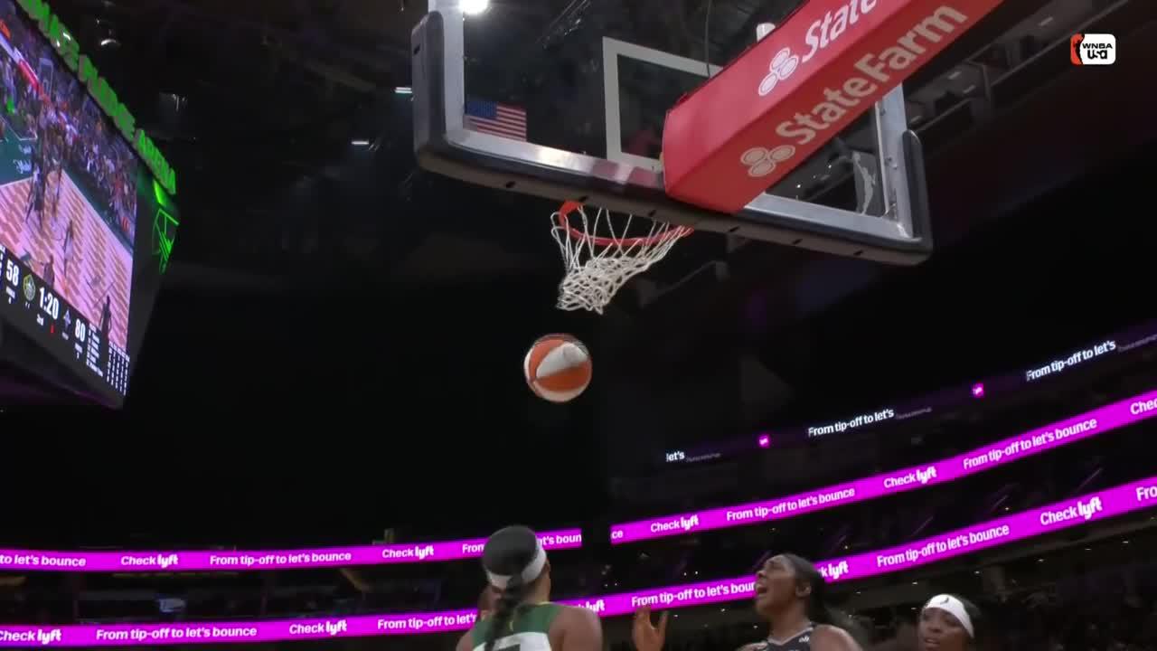 Young ties WNBA record with 22-point quarter, Aces beat Storm 114-77
