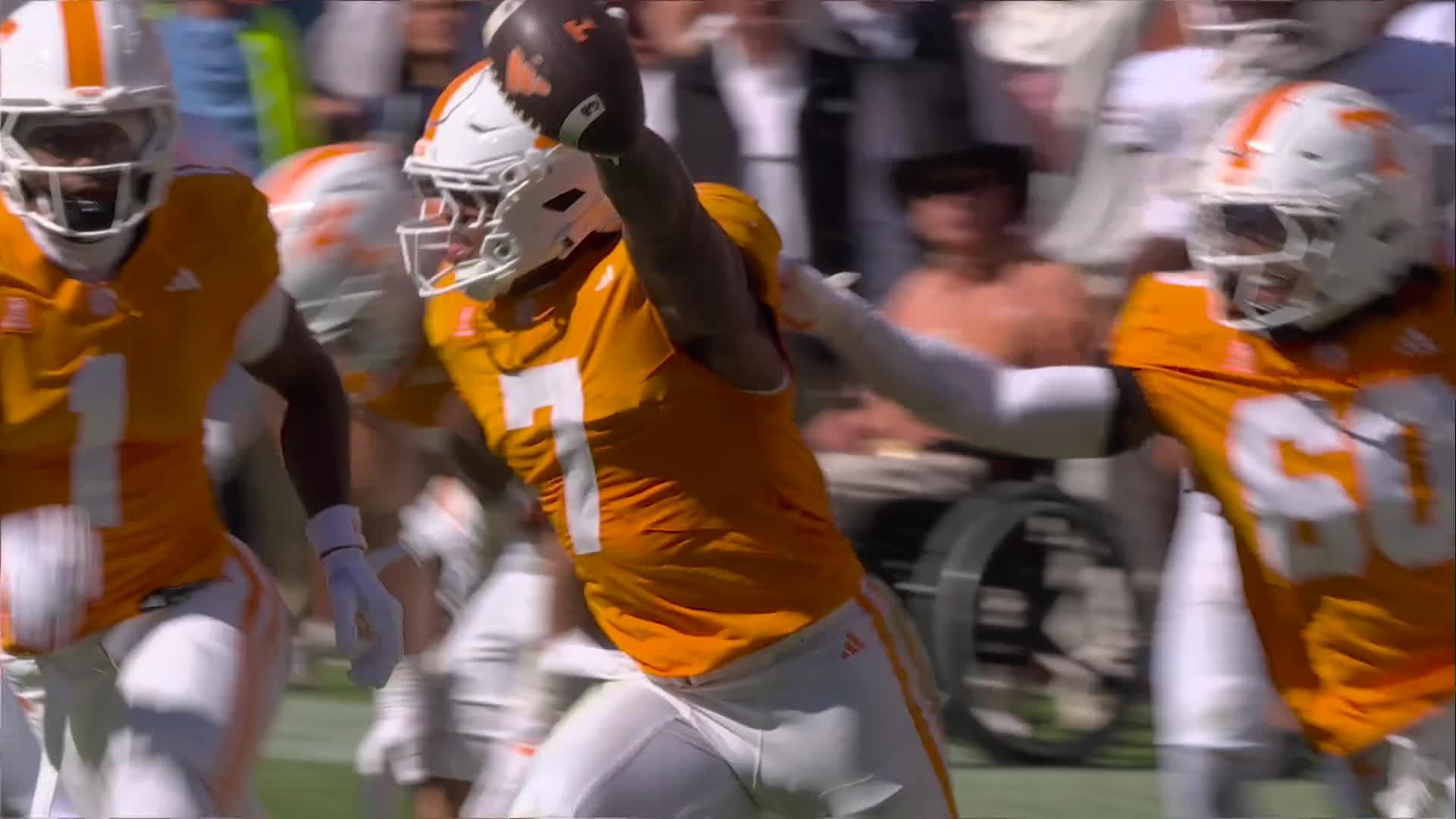 Colin Simmons ties program-record with 5 sacks as No. 1 Texas beats No. 14 Tennessee 20-17
