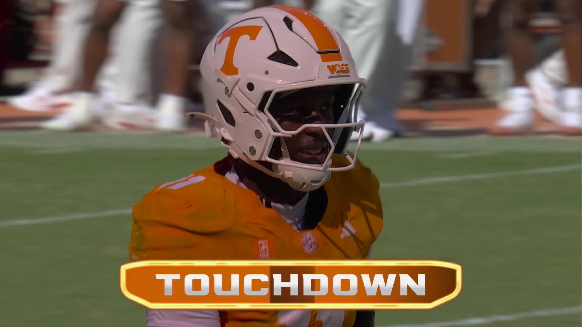 Colin Simmons ties program-record with 5 sacks as No. 1 Texas beats No. 14 Tennessee 20-17