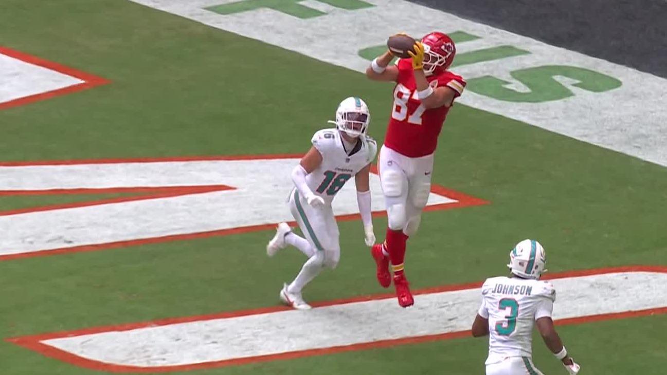 Kenneth Walker III has 2 TDs as Chiefs beat Dolphins 24-10 after De'Von Achane exits with injury