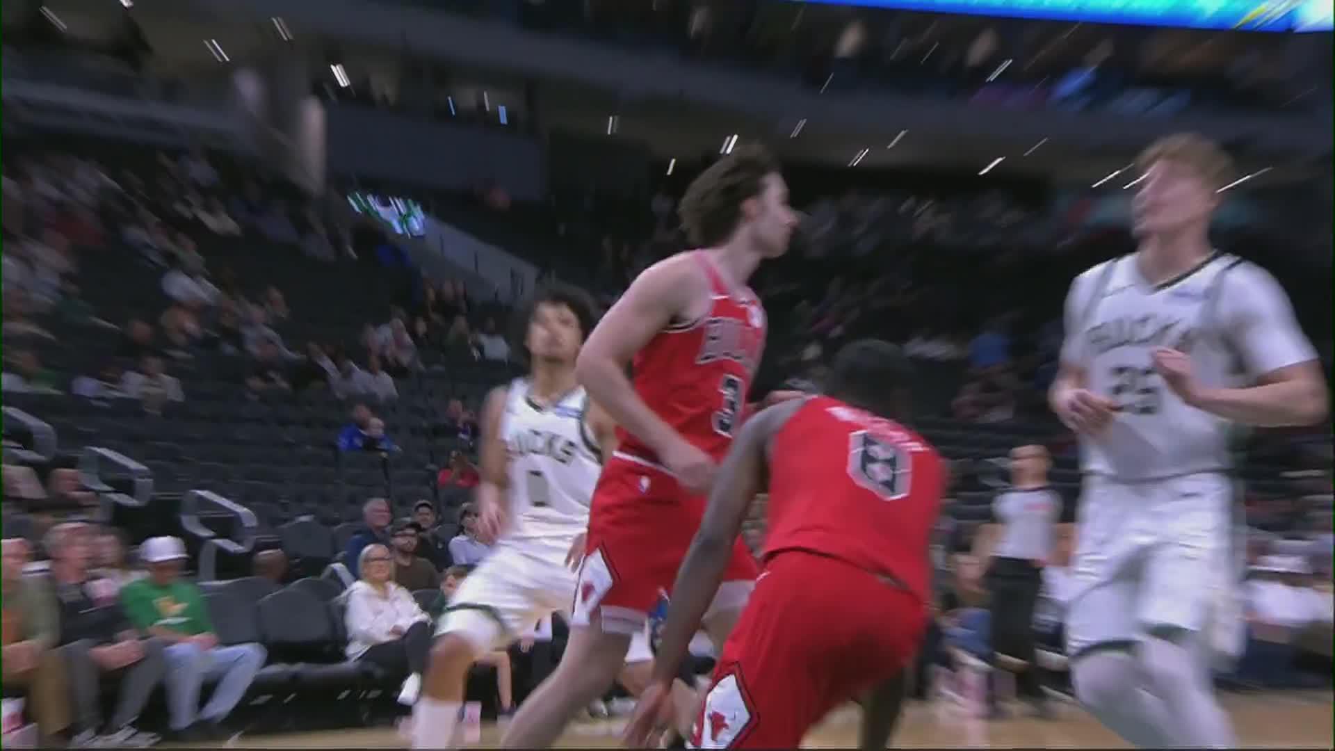 Caleb Wilson takes flight for alley-oop