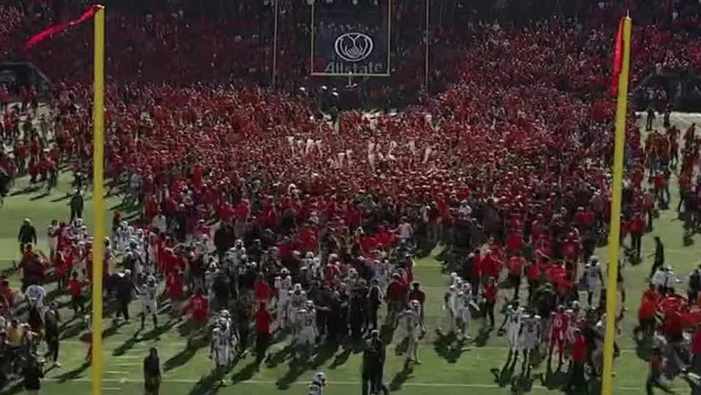 Cincinnati fans storm the field after upset win over No. 8 Texas Tech - Stream t...