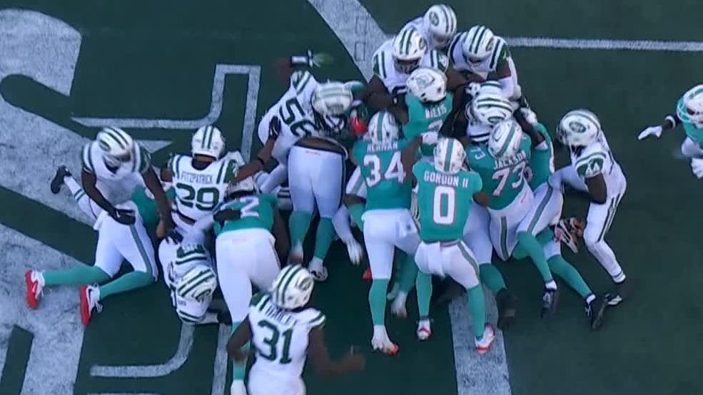 Malik Willis sparks Dolphins' first win, holding off a late Jets rally 28-25