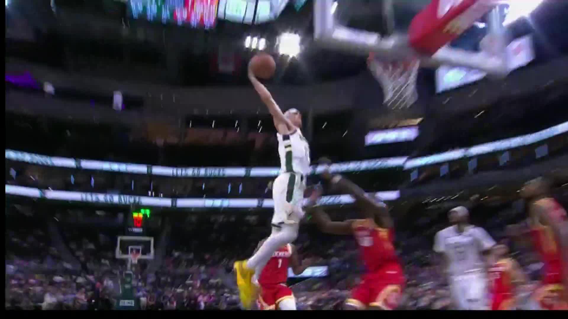Fred VanVleet and Amen Thompson lift undefeated Rockets past Bucks, 132-100